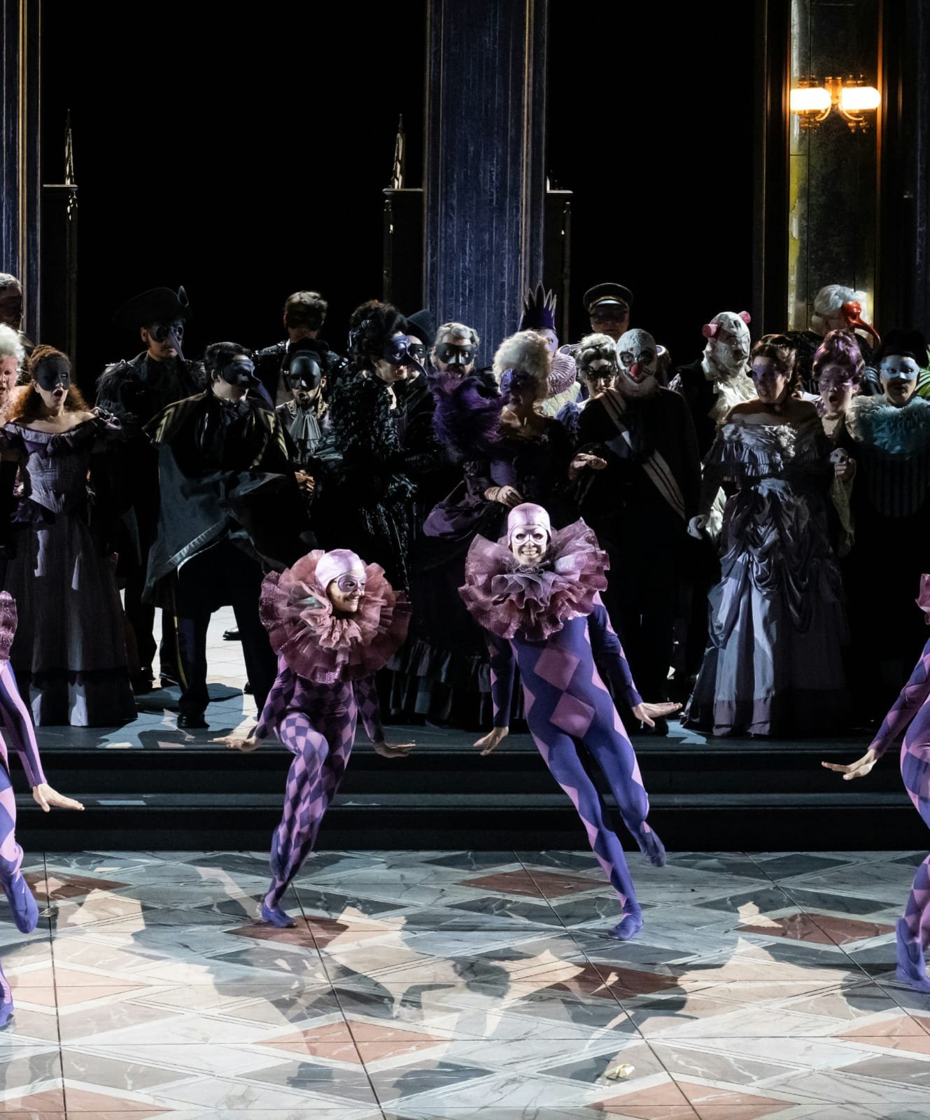 Großes Opernensemble mit Benedikt Lucks auf der Bühne